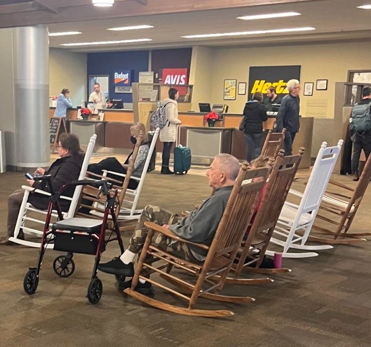 "Na tym lotnisku istnieje sekcja foteli bujanych."