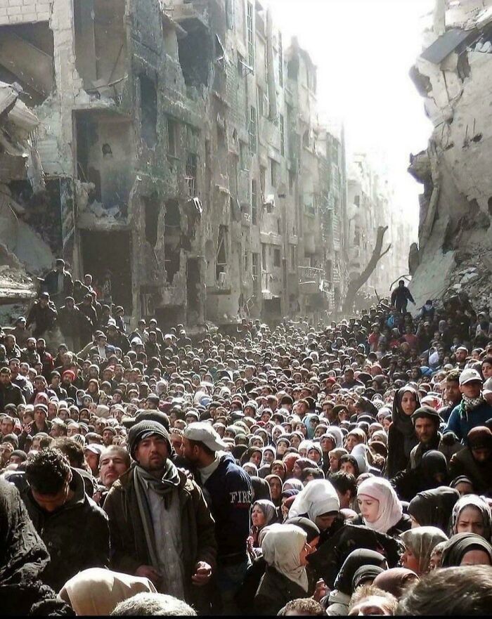 Syryjczycy czekający na pomoc w obozie Al Yarmouk
