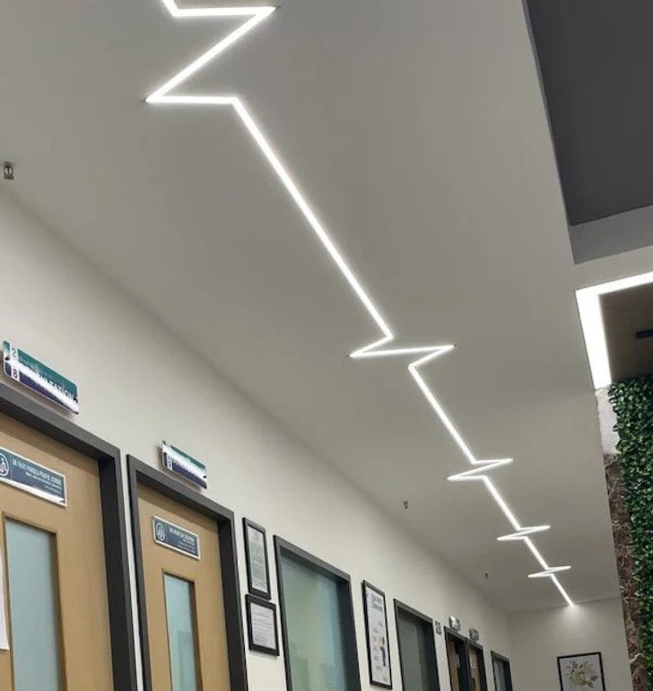 "Oświetlenie sufitowe w szpitalu w kształcie elektrokardiogramu"