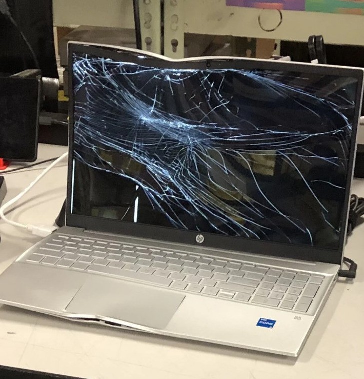 "Całkowicie nowy laptop."
