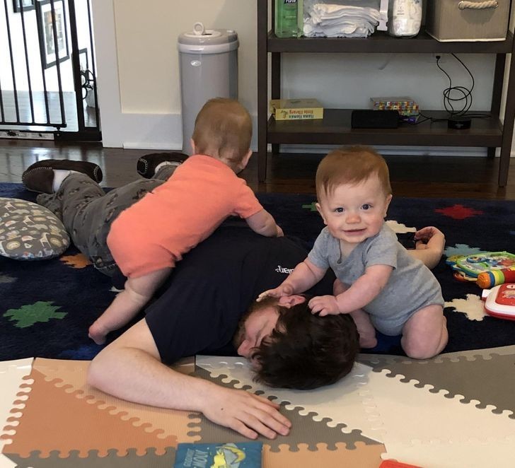 14. "Wychowywanie 9-miesięcznych bliźniaków to przede wszystkim zaakceptowanie chaosu i pozwalanie im chodzić po tobie."