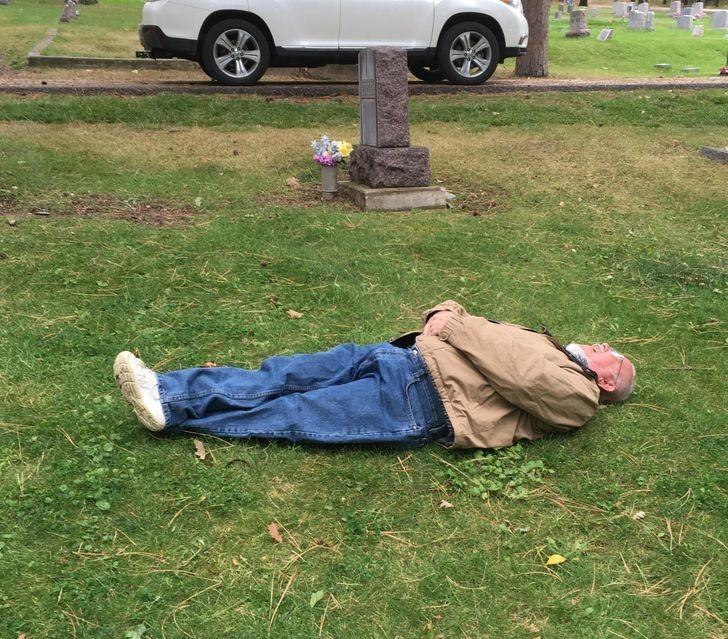9. "Mój tata... testujący miejsce na cmentarzu, które właśnie wykupił"