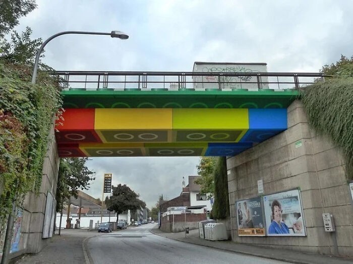 Most w Niemczech pomalowany, by przypominać klocki LEGO