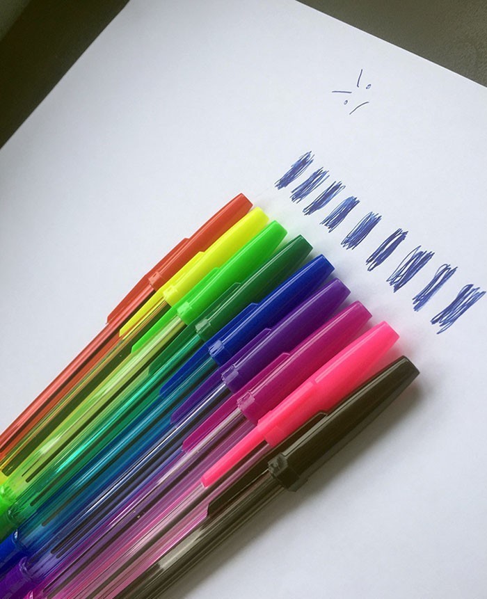10. "Kupiłam kolorowe długopisy. Okazało się, że każdy z nich ma niebieski tusz."