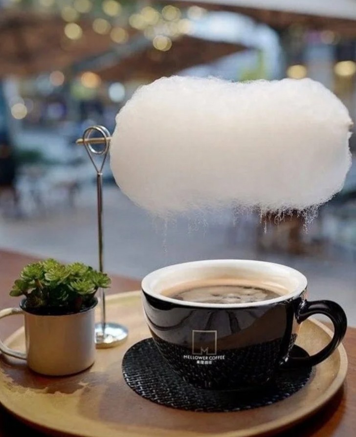 "Kawa podawana z chmurką z waty cukrowej"