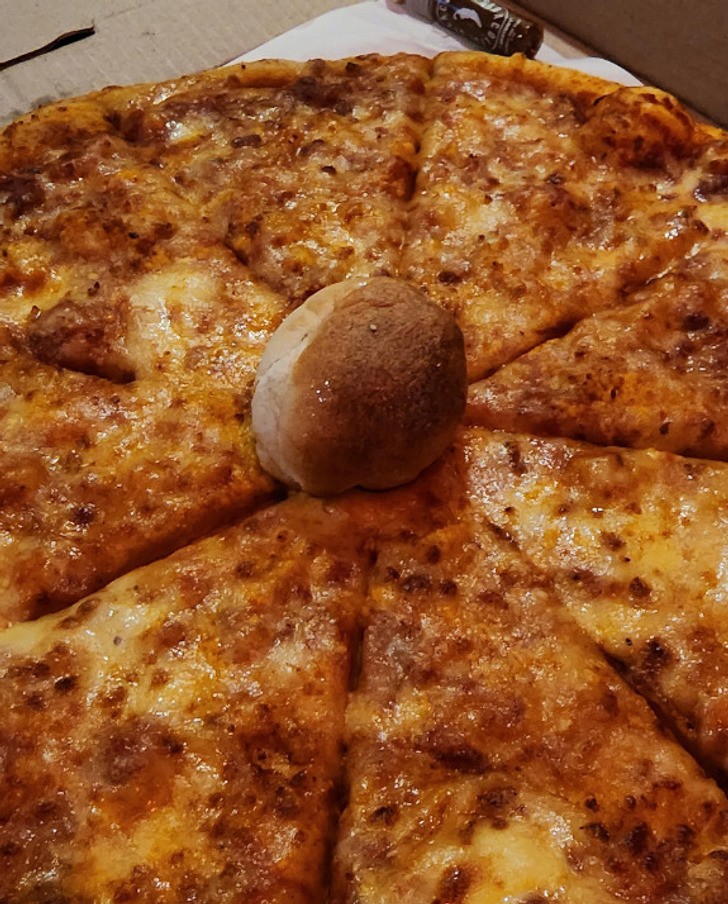 "Lokalna pizzeria zaczęła używać kulek drożdżowych zamiast plastikowych podpórek do pizzy."