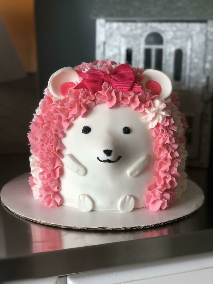 11. "Moja 8-letnia córka poprosiła o ciasto w kształcie jeża na swoje urodziny. Zrobiłam, co mogłam."