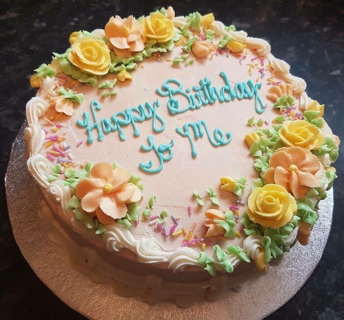 10. "Mój chłopak zapomniał o moich 30 urodzinach. Spędziłam ten dzień samotnie, więc upiekłam sobie tort. To był ciężki dzień..."