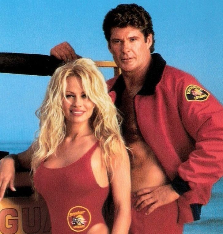 7. David Hasselhoff i Pamela Anderson (Mitch Buchannon i C.J. Parker, "Słoneczny patrol")