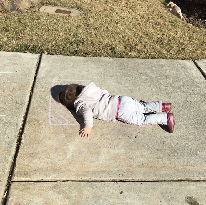 5. "Moja dwuletnia córka namalowała kredą poduszkę na chodniku i ucięła sobie drzemkę."
