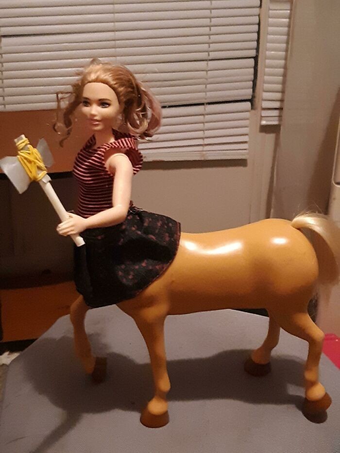 8. "Córka zażyczyła sobie centaura Barbie."