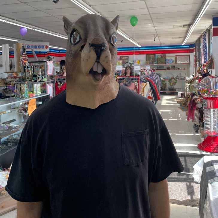 "Mój brat zobaczył maskę wiewiórki w sklepie."