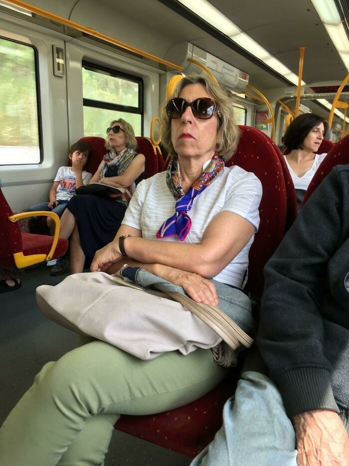 7. "Jestem w pociągu i te dwie kobiety wyglądają tak samo, choć nawet się nie znają."