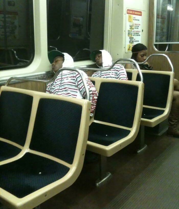10. Dwie identyczne osoby śpiące w metrze
