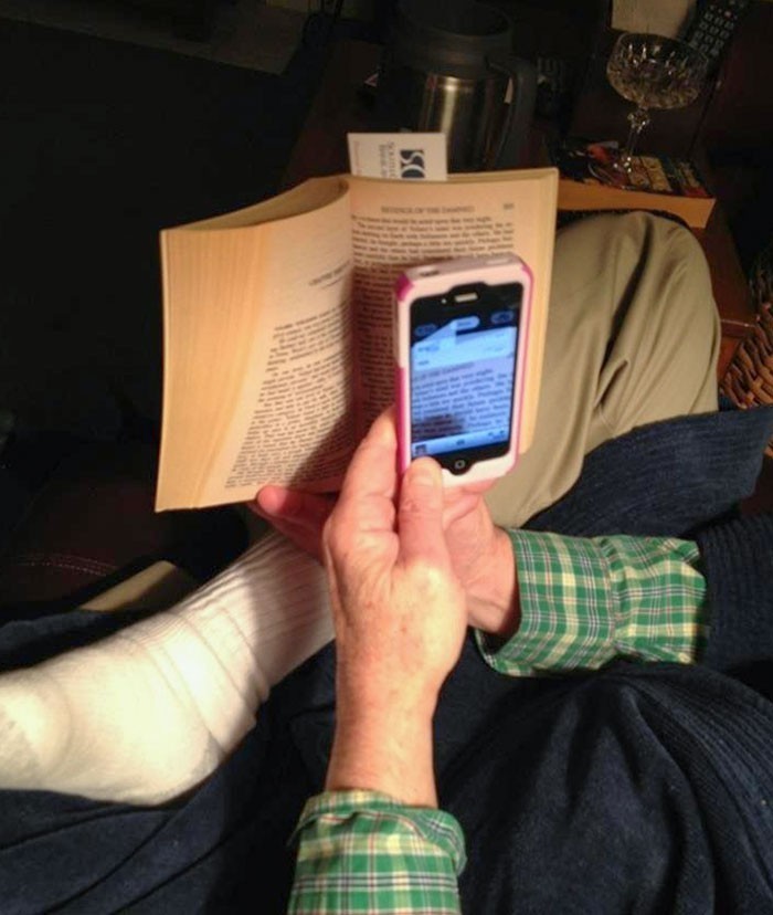 6. "Zapytałem ojca dlaczego czyta przez aparant na telefonie. Odpowiedział, że chce sprawdzić jakby to było, gdyby używał Kindle'a."