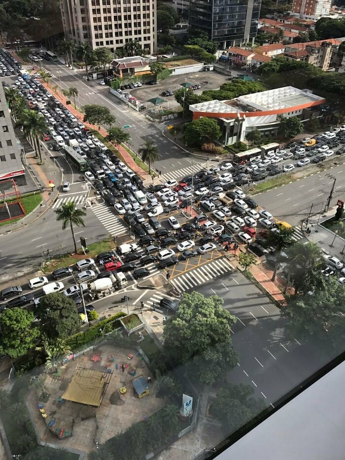 Gdy na skrzyżowaniu w Sao Paulo zepsuje się sygnalizacja: