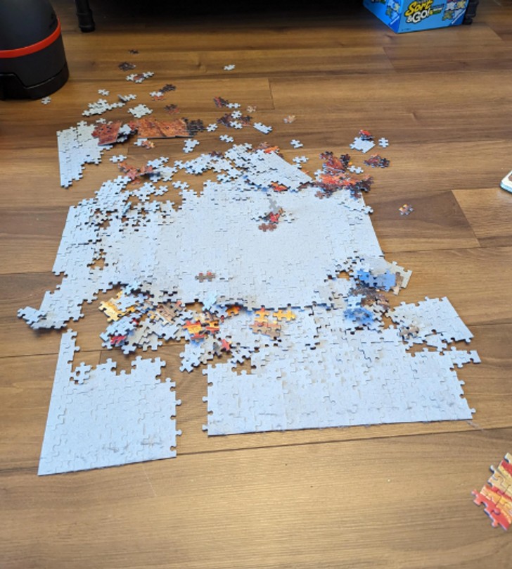 "Próbowałem odwrócić puzzle, by je przykleić."