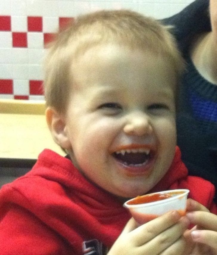 1. "Mój syn ma prawdziwe kły wampira, a jego ulubione jedzenie to ketchup."