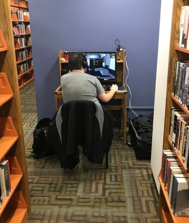 6. "Ten facet przyniósł swój komputer gamingowy do publicznej biblioteki. W kilku torbach."