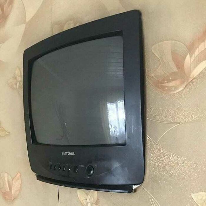 Płaski TV na ścianie