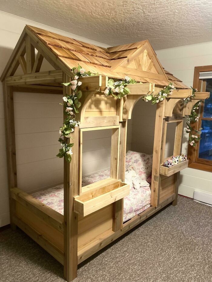 12. "Zbudowałem pierwsze duże łóżko dla mojej 3-letniej córki. Teraz muszę je tylko pomalować."