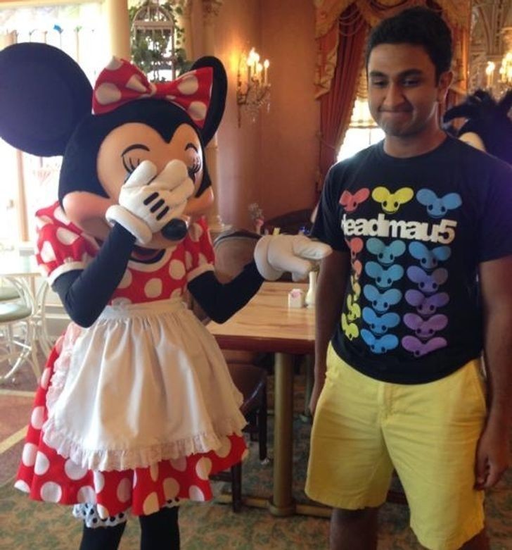 13. "Znajomy pojechał do Disneylandu w złej koszulce."