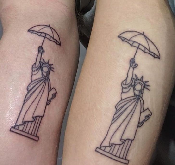 12. "Robimy sobie pasujące tatuaże przy każdej wspólnej wycieczce. W trakcie tej, cały czas padało."