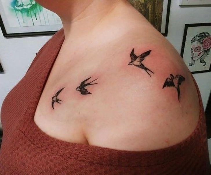 9. "Właśnie zrobiłam mój pierwszy tatuaż! Cztery ptaki upamiętniające moją czwórkę dzieci. (Trzy poronienia i śmierć przy porodzie)"
