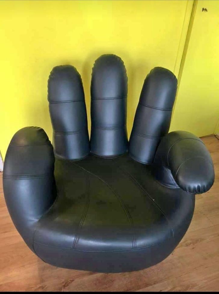 3. "Fotel w kształcie dłoni"