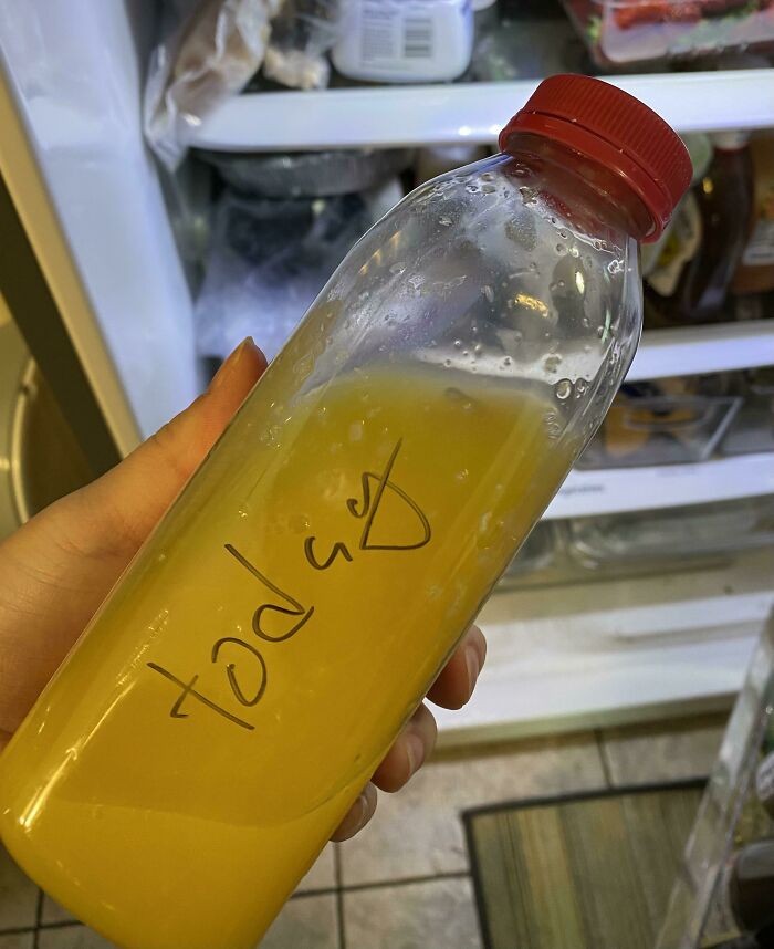 "Oto jak mój mąż napisał datę na butelce, gdy otworzył sok pomarańczowy."