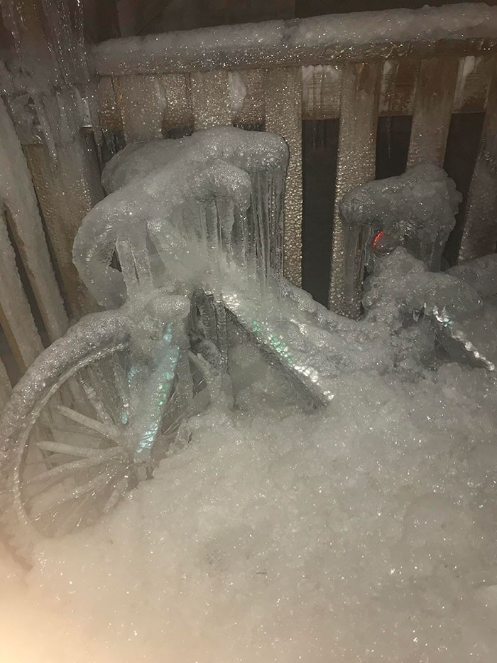 "Zamarznięty rower po przejściu zimowej burzy w Chicago"