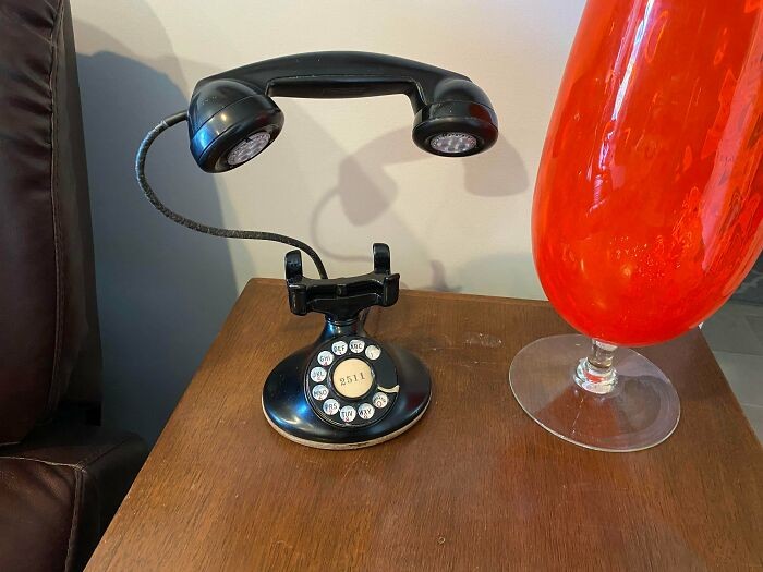 "Stworzyłem lampę ze starego zepsutego telefonu."