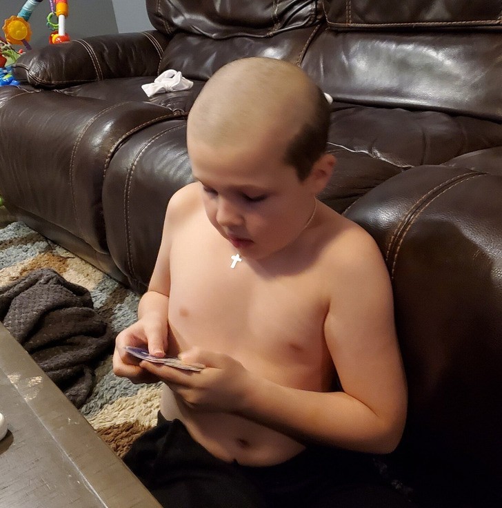 "Mój syn zbytnio się spieszył, by pozwolić mi dokończyć obcinać mu włosy."