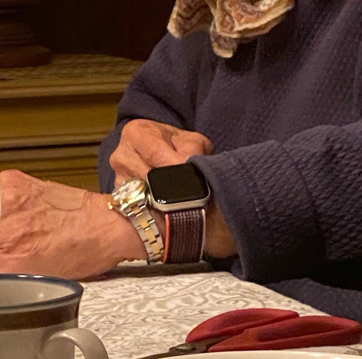 "Babcia dostała Apple Watch, ale nie zamierza rozstawać się ze swoim Rolexem."