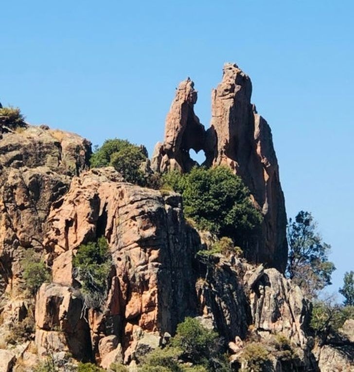15. "Serce między skałami na Korsyce"