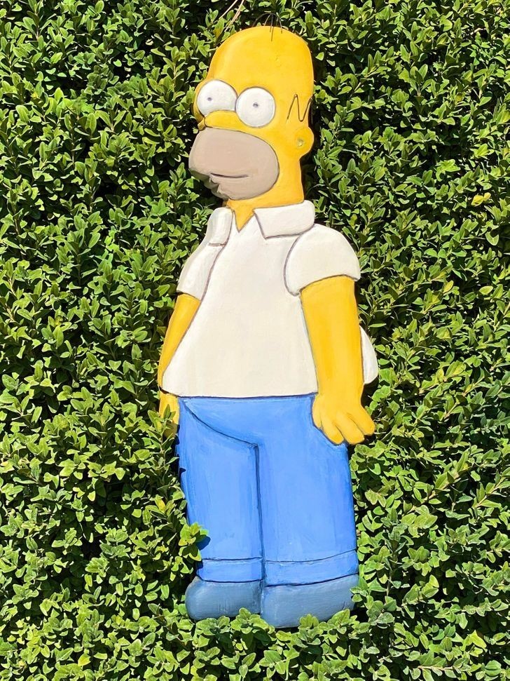 12. "Zrobiłem drewnianego Homera Simpsona i umieściłem go w żywopłocie."