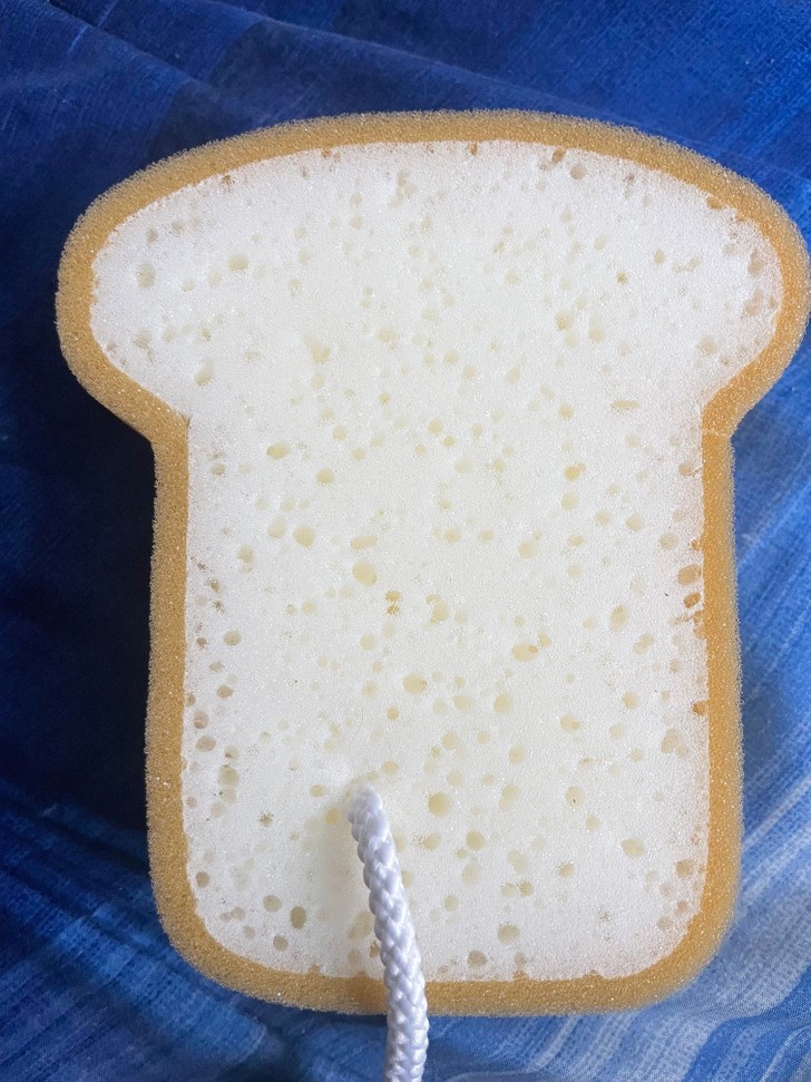 "Gąbka w kształcie kromki chleba, którą dostałam od mojej mamy"