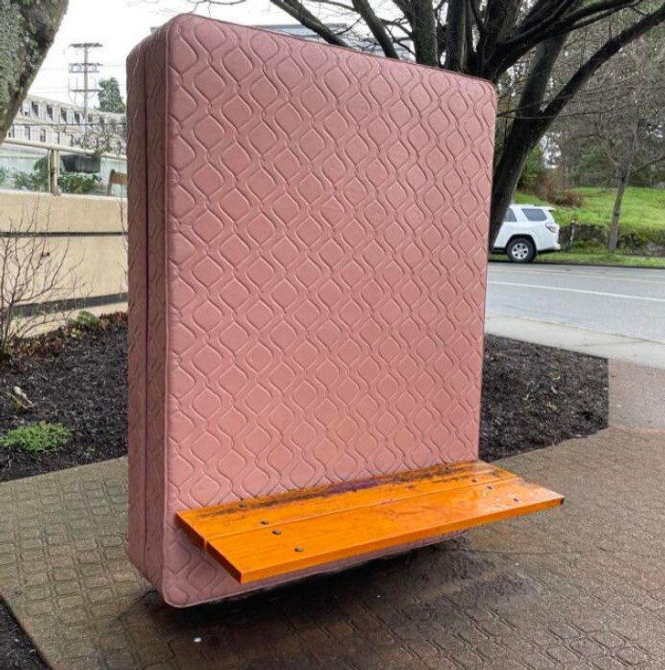 "Ławka z betonowym oparciem wyglądającym jak materac"