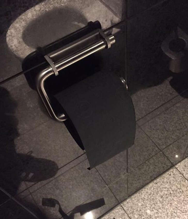 "W tej publicznej toalecie w hotelu wisi czarny papier toaletowy."