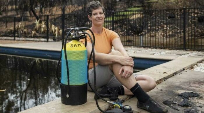 "Moja nauczycielka fizyki obroniła swój dom przed pożarami buszu i przeczekała je w basenie, używając butli do nurkowania."