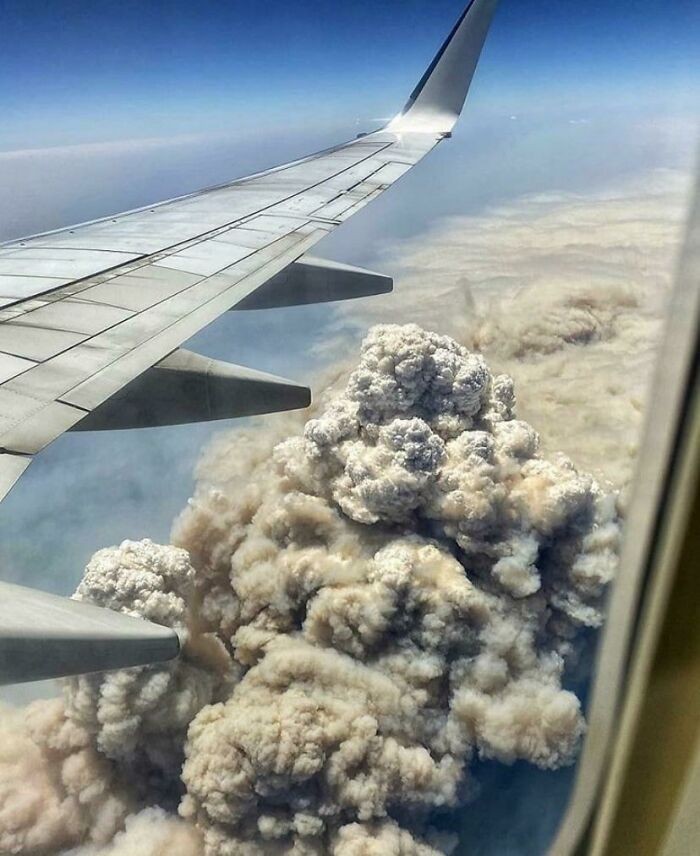 "Zdjęcie z pokładu samolotu przelatującego nad pożarami w Australii"