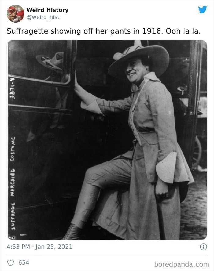 5. "Sufrażystka pokazująca swoje spodnie w 1916 roku."