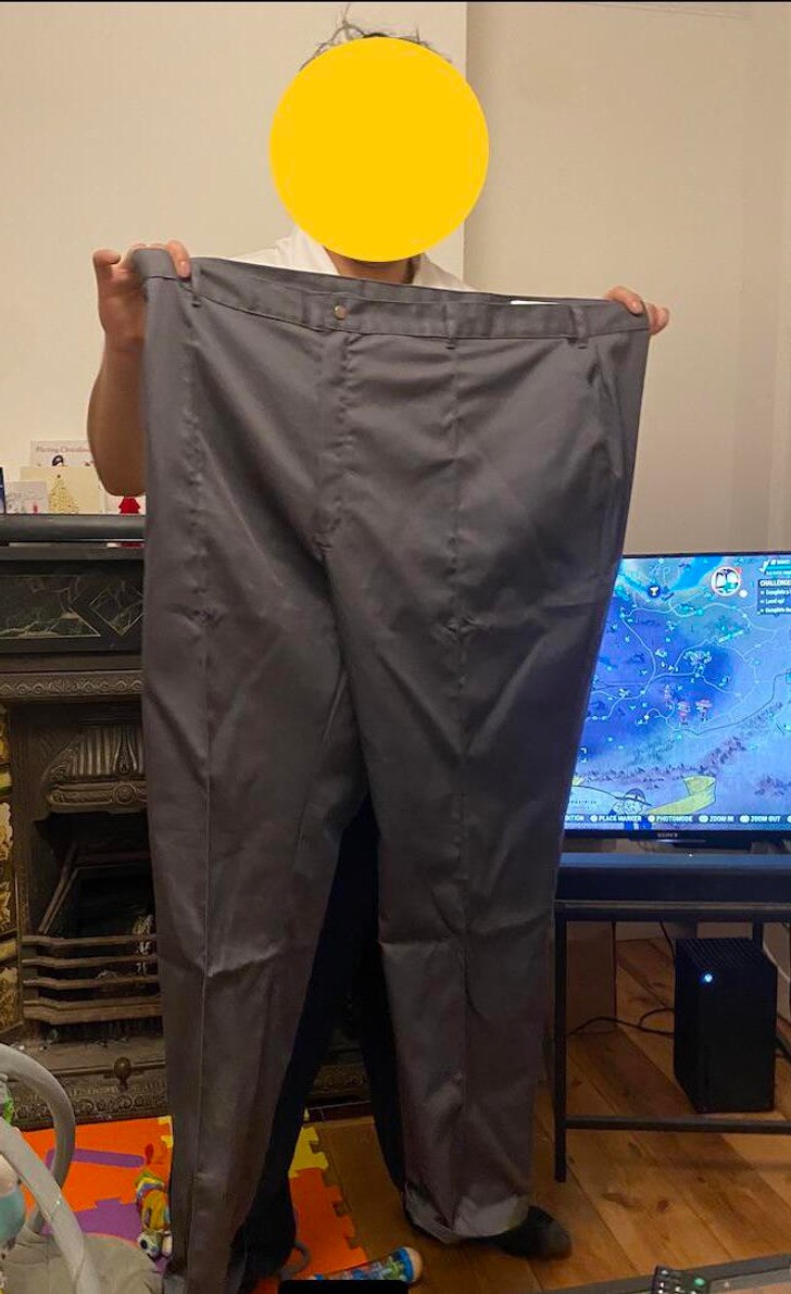 "Mój mąż rozpoczął nową pracę. To spodnie robocze, które otrzymał. Przyznaję, że to moja wina, bo to ja zdjęłam miarę."