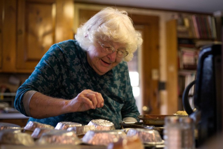 "Moja 95-letnia babcia piekąca cynamonowe bułeczki na święta"