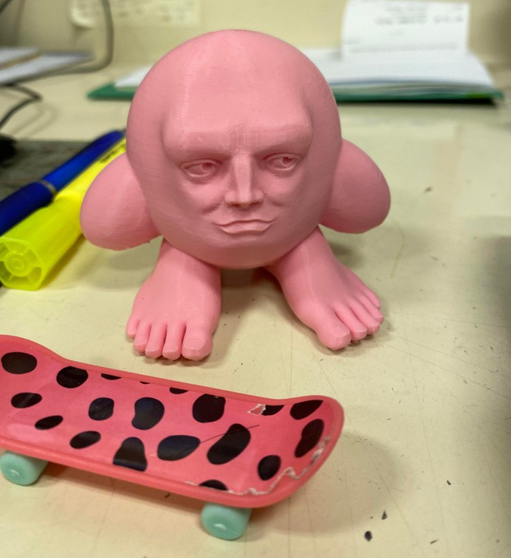 "Przystojny Kirby na biurku mojego kolegi z pracy"