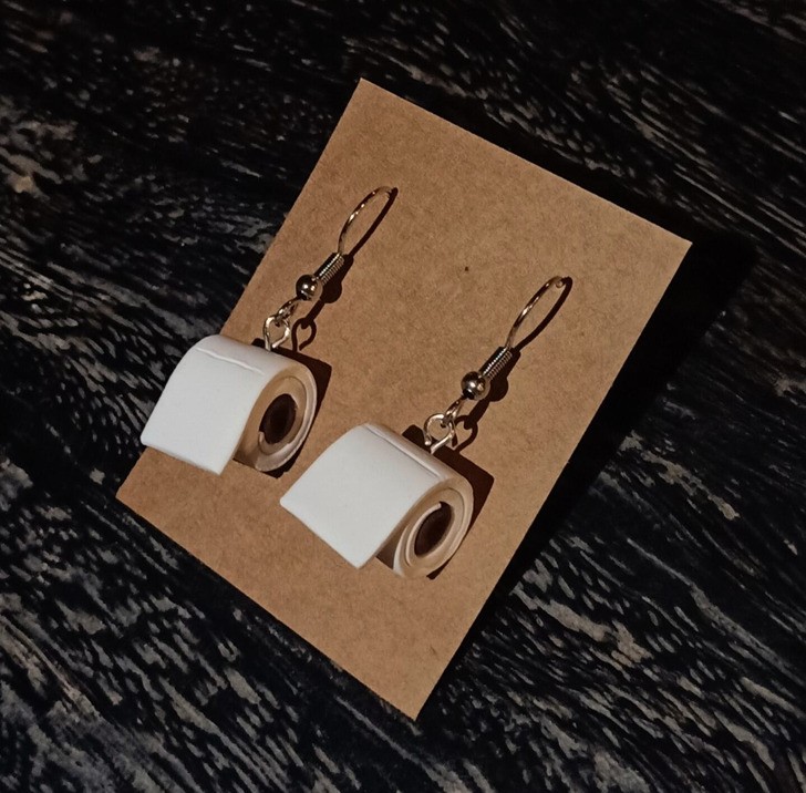 "Kolczyki w kształcie papieru toaletowego"