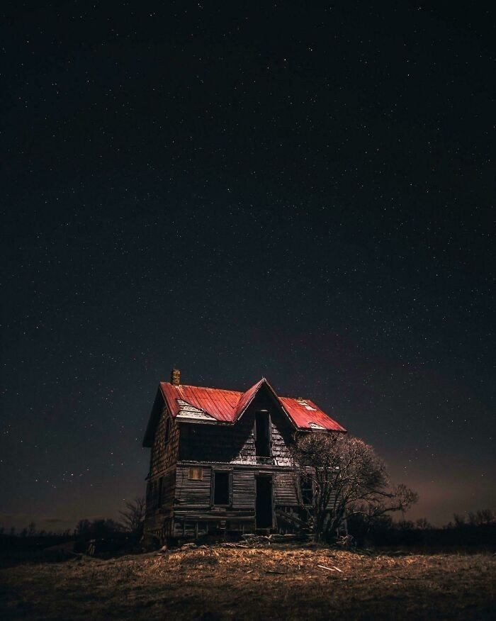 Zdjęcie opuszczonego domu zrobione przy pomocy drona