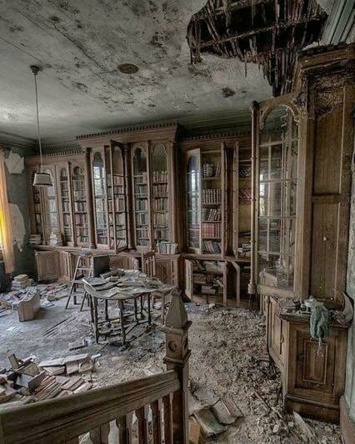 Biblioteka wewnątrz opuszczonej dziewiętnastowiecznej posiadłości