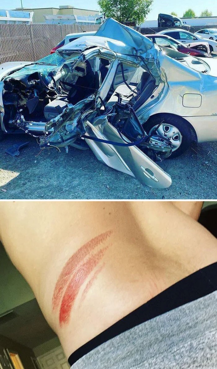 "Auto mojego znajomego  po zderzeniu z ciężarówką. Na następnym zdjęciu widzicie jedyne obrażenia, jakie odniósł."