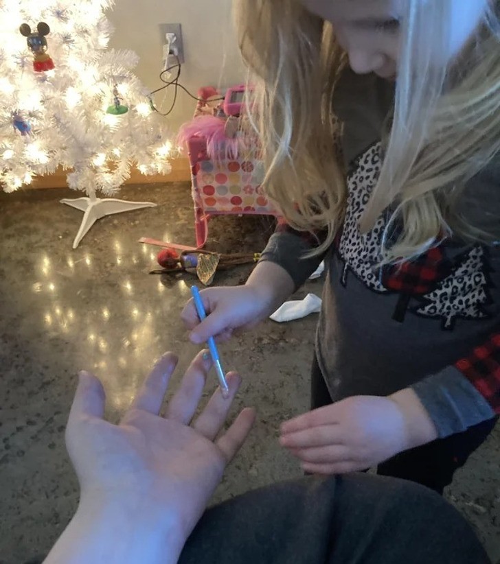 "Moja młodsza kuzynka woli malować mi palce, a nie paznokcie."